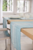 Eierschalenblauer Tischläufer mit französischem Streifen